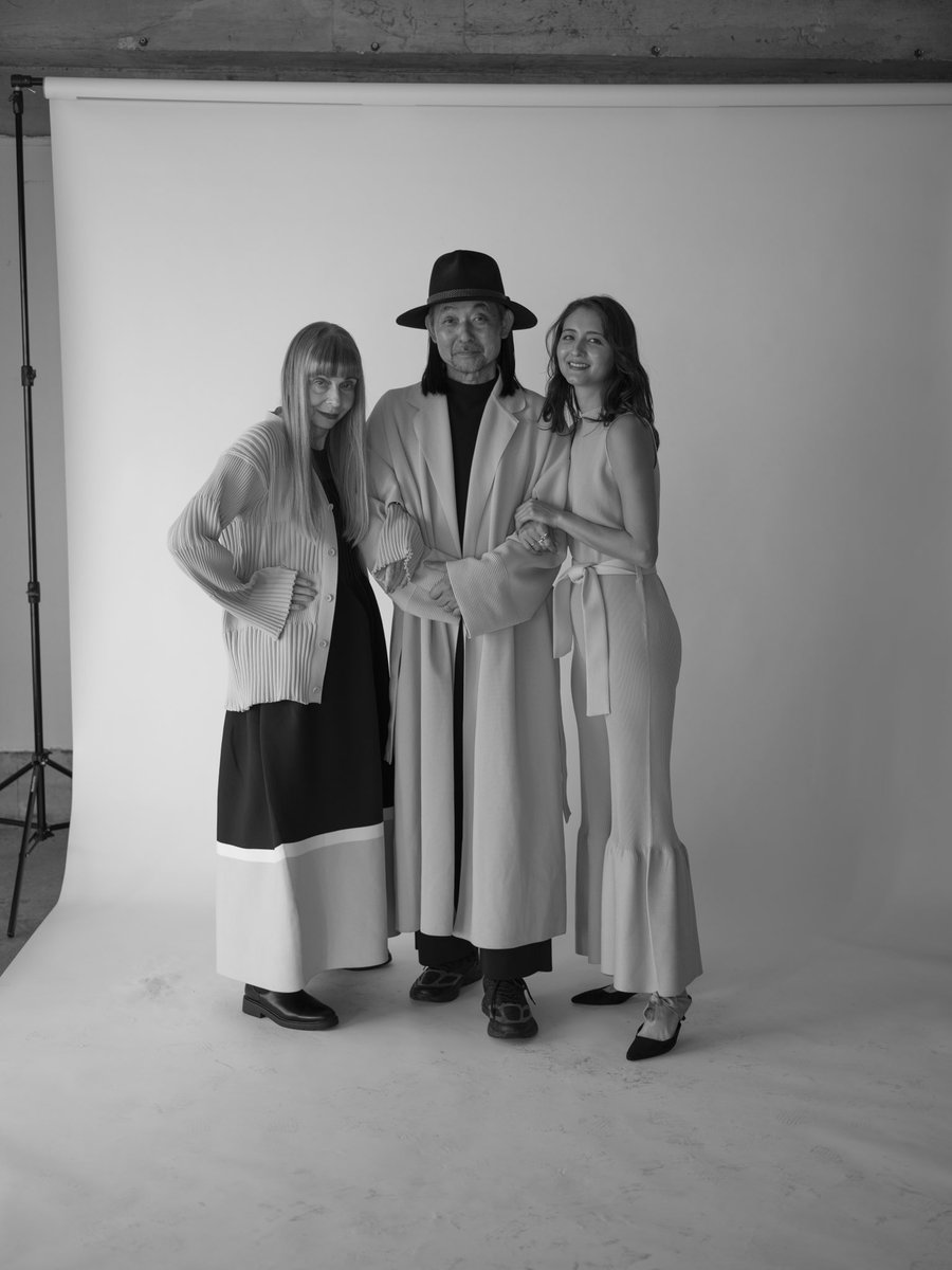 _ElliRose's tweet photo. Family Portrait 撮って頂きました🖤
CFCL Contemporary Life
Photo / Mikio Hasui
Styling / Yukari Ota
Hair + Makeup / Tori.
#CFCLCFCL #ClothingForContemporaryLife
#sustainable #bcorp #CFCL #CFCL_ContemporaryLife
#maxinevancliffarakawa #ellirose #hiroyukiarakawa #familyportrait https://t.co/U8jtmFJZAK