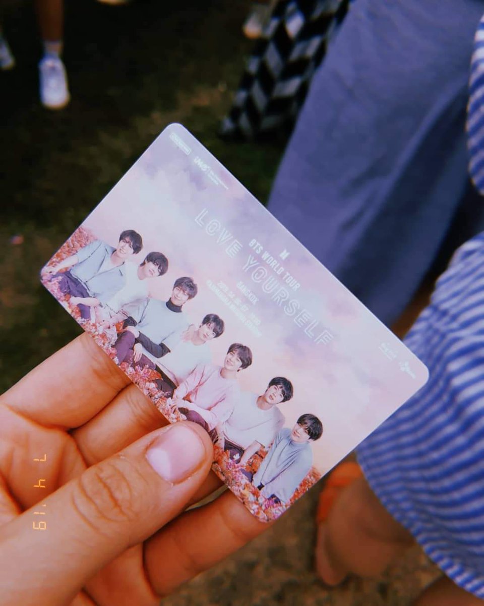 fegoldenberg's tweet photo. 2 anos da melhor viagem da minha vida. Resolvi ir sozinha pra Tailândia pra ver os amores da minha vida! Foi lindo demais. Espero que a pandemia logo passe pra eu poder me aventurar de novo!! #BTSARMY #BTS https://t.co/OjNJWJ2sjF
