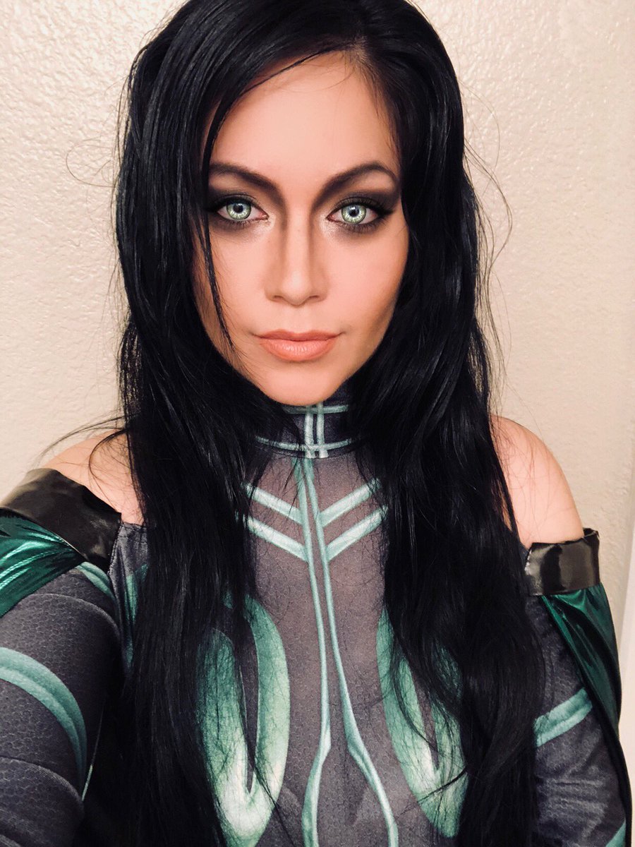 BinahCosmos's tweet photo. “Now kneel...before your queen” 
Follow me on FB at Binah’s Cosmos Cosplay 🙃 
#hela #thorragnarok #marvelcomics #marvelcosplay #cosplayers #womenofmarvel #womenofcosplay #MarvelStudios https://t.co/IVy1gyGcU1