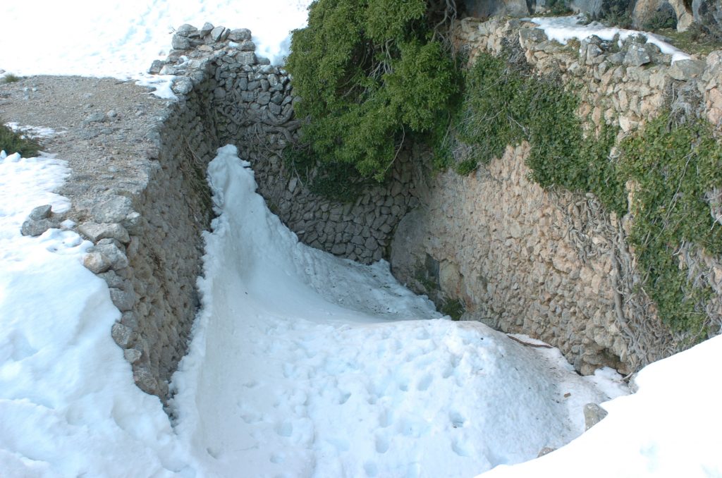 Nevater, l’ofici més dur de l’hivern
Moltes vegades tenim coses al nostre abast i no hi prestem la deguda atenció. 
foravila.net/reportatges/ne…
#Mediambient #Cultura #Casesdeneu
