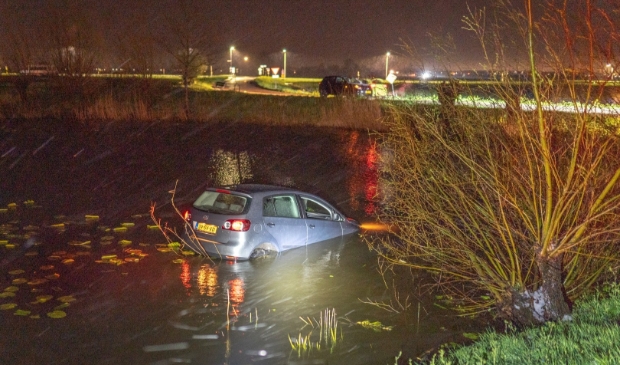 Automobilist mist door sneeuwbui bocht in Zijdeweg en raakt te water - ..