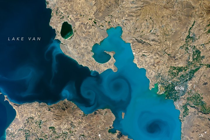 TC_DAKA's tweet photo. VAN GÖLÜ FOTOĞRAFI, NASA'NIN FOTOĞRAF YARIŞMASINDA FİNALDE!

#Van Gölü'nün uzaydan çekilmiş ve mavinin birçok tonunun bulunduğu fotoğrafı NASA'nın online yarışmasında finale kaldı.
👉Oy vermek için: https://t.co/0WnwBM7Et9
🗓Son gün: 12 Nisan Pazartesi

@TCSanayi @KalkinmaAjansGM https://t.co/cZLRhFTIu5