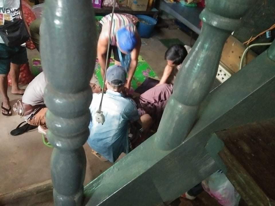 annitaannie88's tweet photo. In #Bago, junta terrorists shot into #Kyoukkyisu,#Ywarthit wards. At least 4 were shot with live ammunitions. 1 died according to ground reports. Local media confirmed that terrorists also entered the houses &amp; abducted about 20 civillians.
#Apr7Coup
#WhatsHappeningInMyanmar https://t.co/w0ZjokAdeO