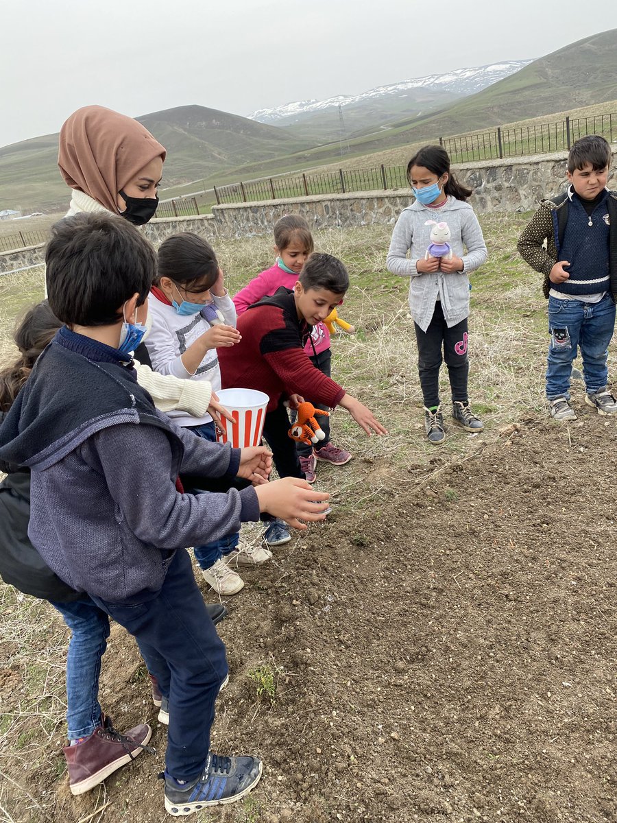 Okulumuzun bahçesi minik ellerle güzelleşiyor 🌼🌸🤗 Soğan ekimiyle başladık 🧅