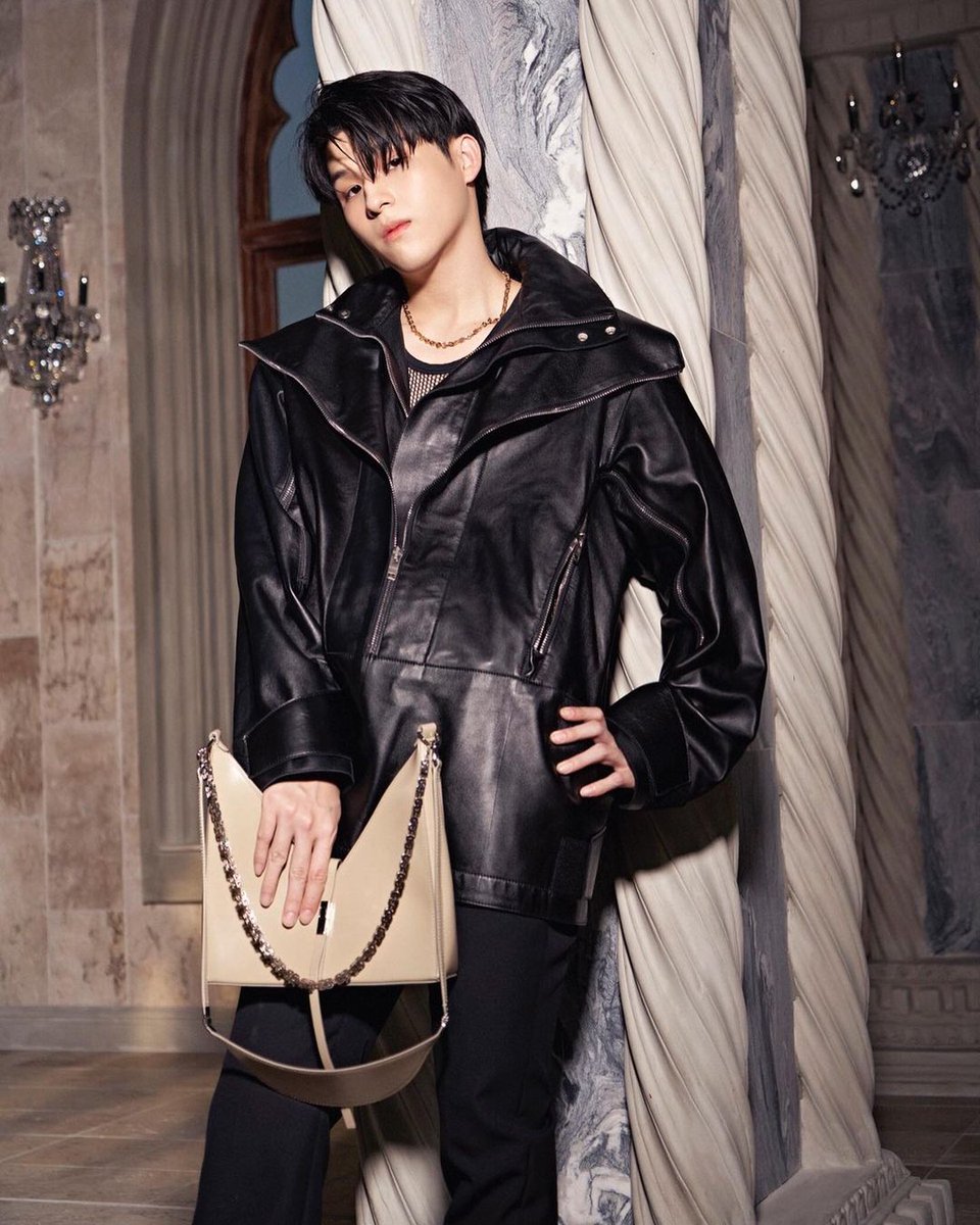 RomeoRandhy's tweet photo. Sky Wongravee with a cut-out bag from GIVENCHY
#skywongravee #BAZAARMENThailand
#givenchycutout #givenchyss21 https://t.co/LTpElDY8hF