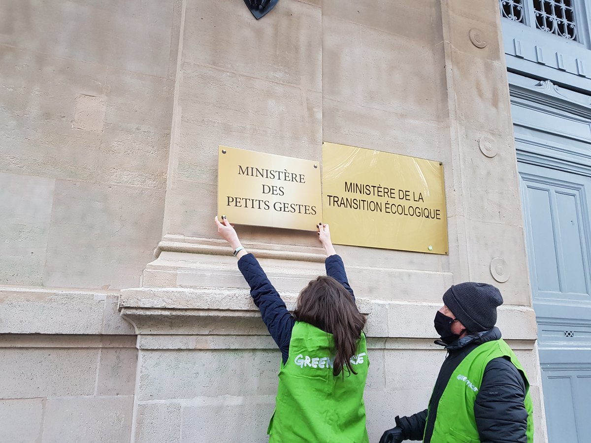 greenpeacefr's tweet photo. ⚠️ Ça y est! Le manque d’ambition du gouvernement est officialisé: le Ministère de la Transition écologique est rebaptisé "Ministère des Petits gestes"! @Abbe_Pierre @alliancecitoyen 
On vous explique pourquoi [THREAD]⬇️
@EmmWargon @Ecologie_Gouv #StopLogementsPassoires https://t.co/byuW0khwPH