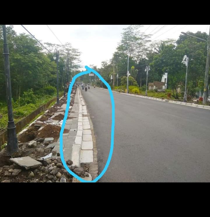 Kira2 gimana ini ya, apa masang kanstinnya gak di tarik benang? <a href="/DinasTerkaitMgl/">Dinas Terkait Kabupaten Magelang</a> <a href="/ganjarpranowo/">Ganjar Pranowo</a>  <a href="/SaputraBerman/">Bersa</a> <a href="/nungdhebyo/">Dibb</a> 
Lokasi Brojonalan arah Jembatan Progo..