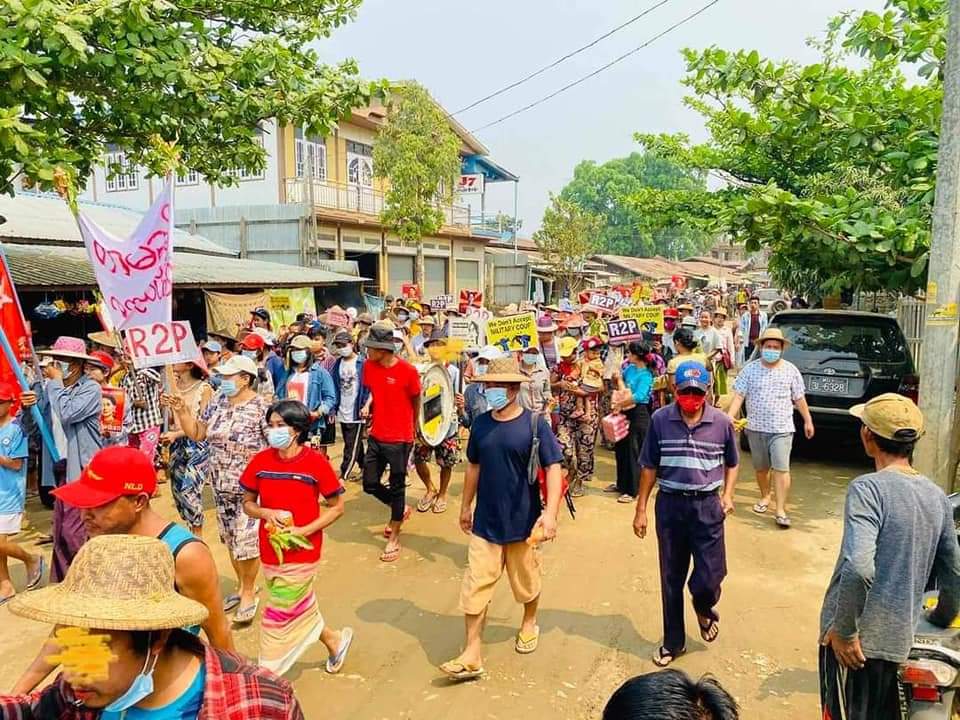 Hongpar Tract, Hpakant Township; Tamakhan New Town,Hong Pa Village, On April 7, more than 300 people marched in three villages in Hwe Sai village to protest the overthrow of the military dictatorship.

IMPLEMENT R2P

#Apr7Coup
#WhatsHappeningInMyanmar