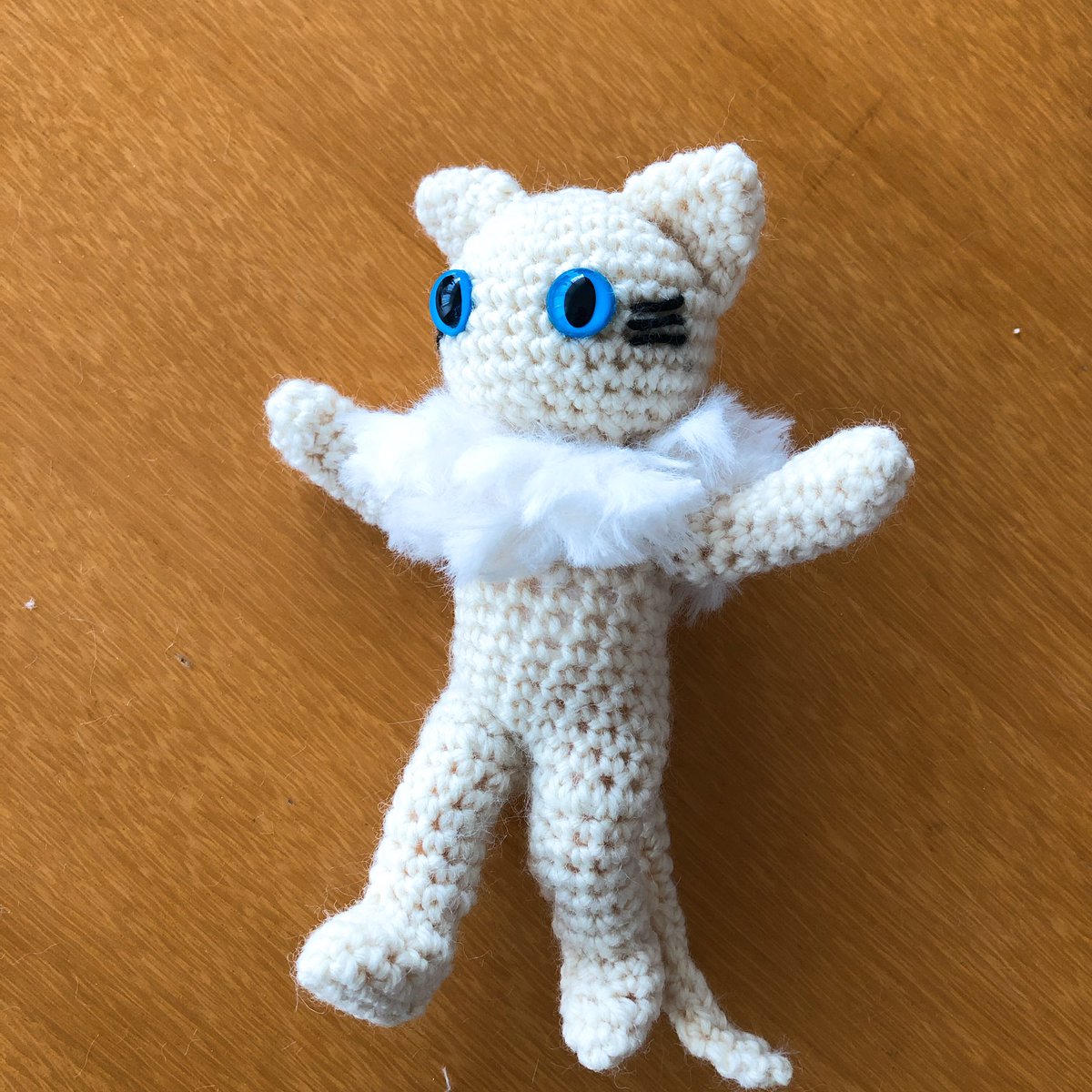 猫の眼 Yuko 可動式ドールボディのあみぐるみ 2体目は白猫 首周りにはもふもふを植毛してみました あみぐるみ ハンドメイド 猫 ドール セリア セリアドールボディ