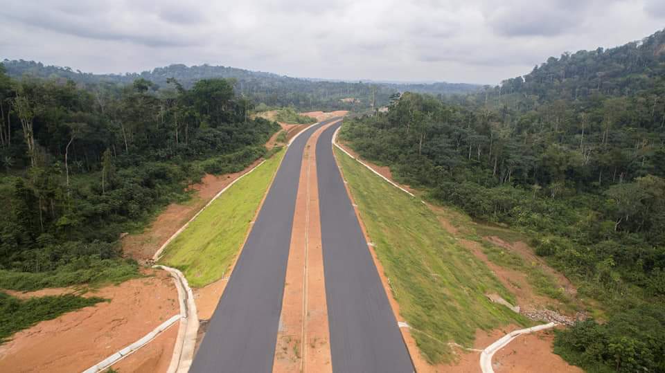 Ledawa's tweet photo. Autoroute Douala Yaoundé... Réalisée par la jeunesse qui ne parle pas de ce mariage...

Fais chier à Bangoulap 😌 https://t.co/bazf90LW7y