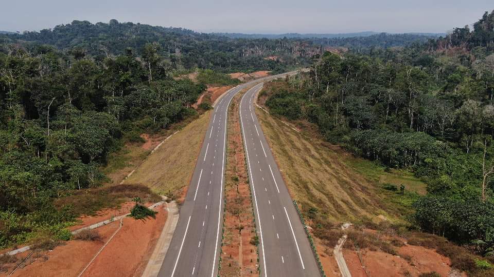 Ledawa's tweet photo. Autoroute Douala Yaoundé... Réalisée par la jeunesse qui ne parle pas de ce mariage...

Fais chier à Bangoulap 😌 https://t.co/bazf90LW7y
