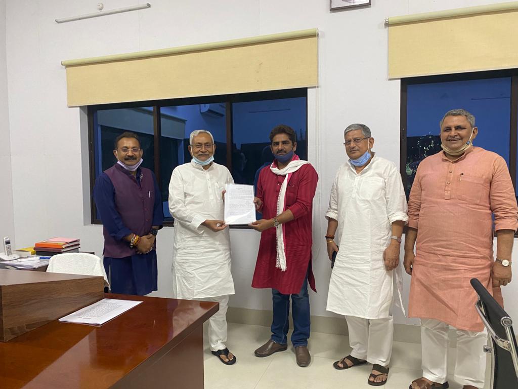 बिहार की वर्तमान स्थिति बयाँ करती कल की दो महत्वपूर्ण तस्वीर :
किसी को समाज की चिंता थी तो किसी को अपनी कुर्सी की।
सब की अपनी अपनी प्राथमिकता होती है।