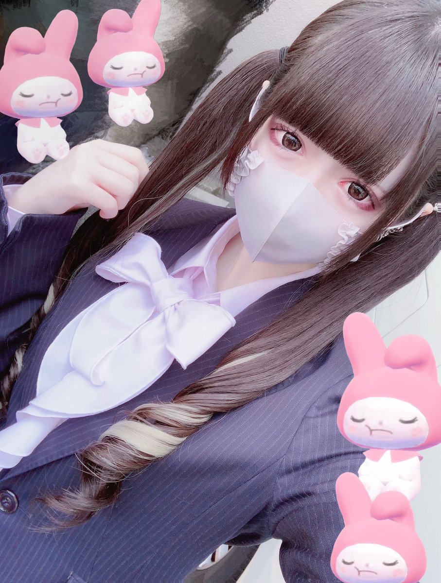 qrni_i's tweet photo. スーツ似合わなくて草 https://t.co/zd00hYq6O9