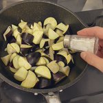 覚えておくと役立ちそう!ナスを油で炒めるとき、加熱時間を短縮&あまり油を吸わなくなる方法？!