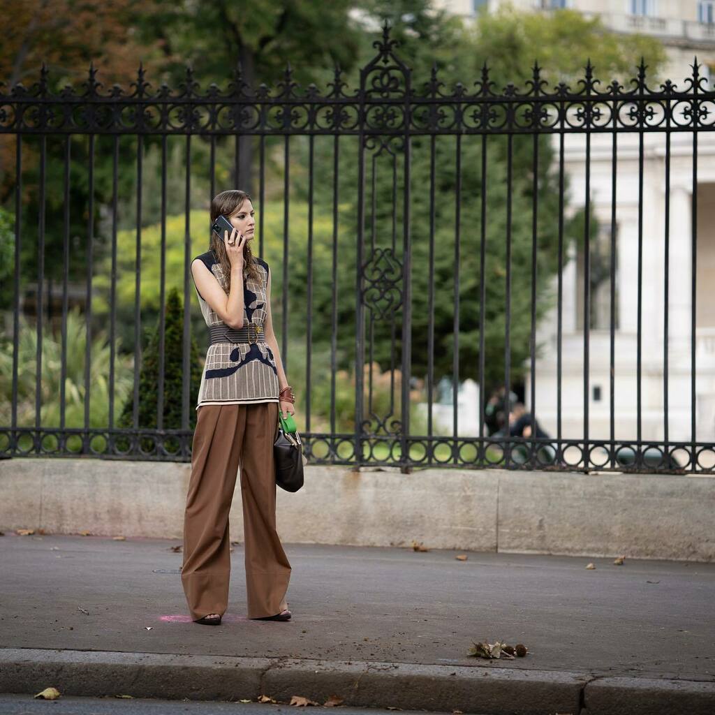 Girl in Paris in a pre-covid era. 

#Paris #StreetStyleParis #pfw #webstylestory #photographeparis instagr.am/p/CNWyQezrP8l/