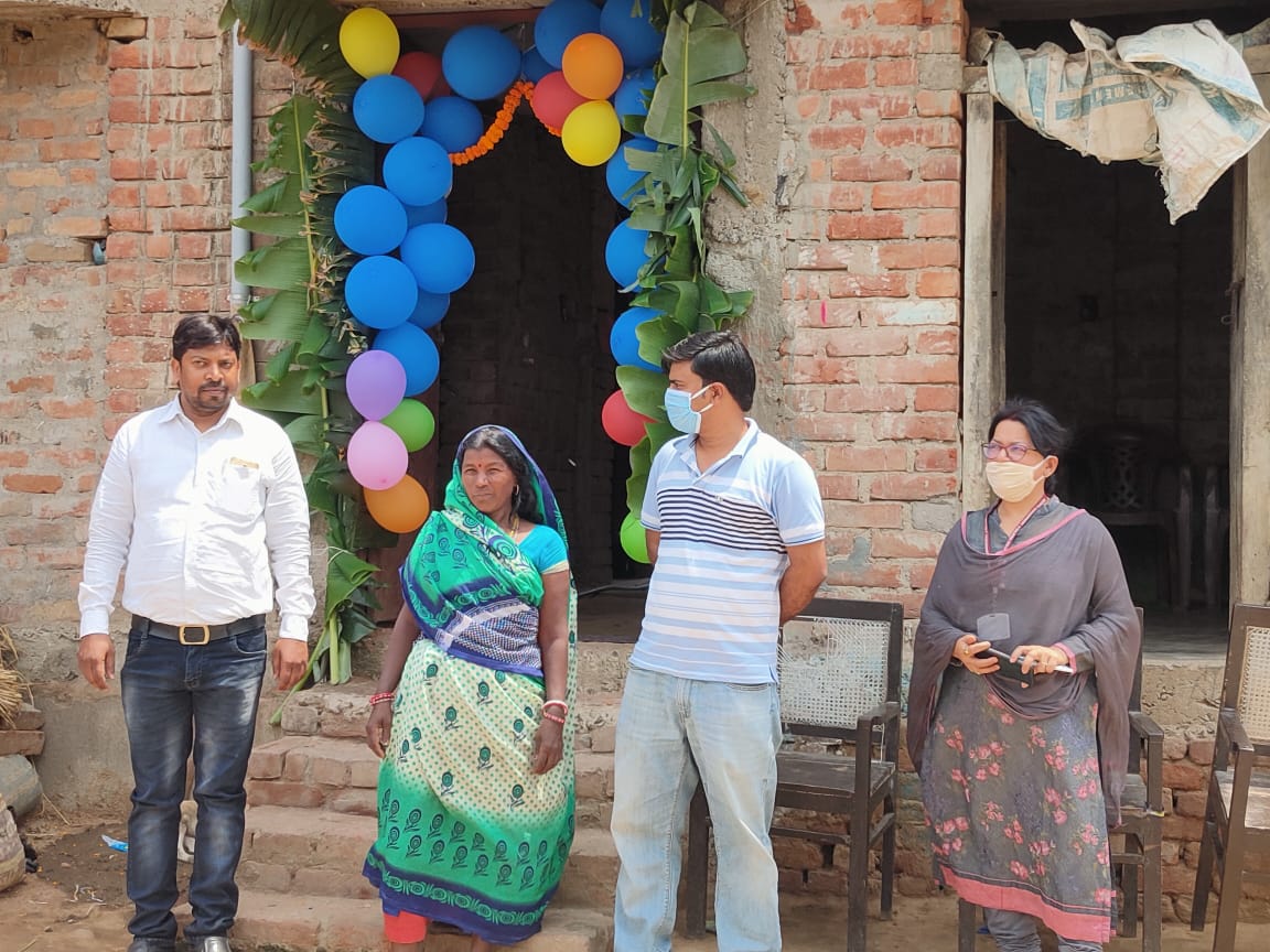 BdoBind's tweet photo. बिंद प्रखंड के कथराही पंचायत में प्रखंड स्तरीय पदाधिकारियों की उपस्थिति में प्रधानमंत्री आवास योजना के लाभार्थी का गृह प्रवेश करवाया गया। 
@dmnalanda , @BNagarnausa @BBiharsarif @kumari_darshana @MakhmurAlam @pmay https://t.co/qq3ppMIOyl
