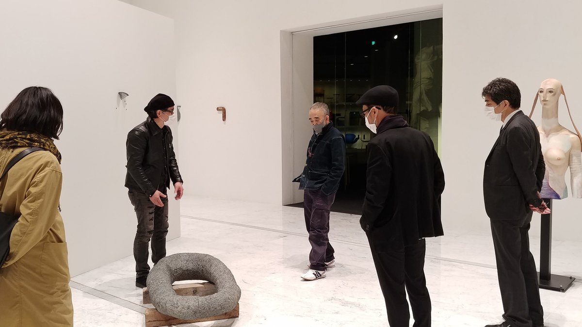 Uzivatel 武蔵野美術大学 美術館 図書館 Na Twitteru オムニスカルプチャーズ 展に出展してくださった 舟越桂 さんに じっくり展覧会をご覧いただきました 三沢厚彦 さん 伊藤誠 さん 長谷川さち さん そして当館の赤塚館長も居合わせて さながら舟越さん