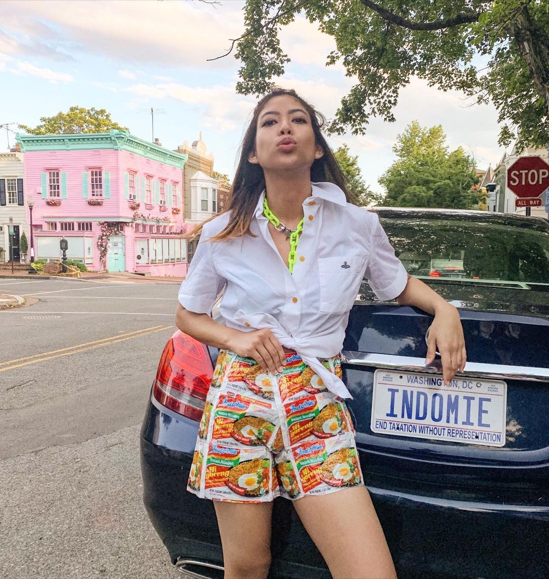 VICE_ID's tweet photo. Fashion Influencer Ini Bikin Aksesoris Sampai Jaket Bungkus Indomie: https://t.co/d9RPzOY6Ep https://t.co/4Vl0j11r7b