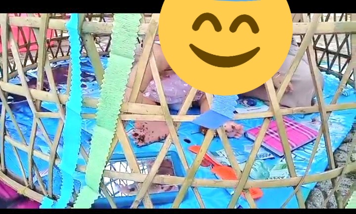 Well, sepertinya aku emang udah Jawa coret. Ngeliat tradisi beginian malah, "what? Esensinya apa bayi 7 bulanan dibegituin?".
Kalo ngeliat begini suka ngerunut sampe, dulu walisongo ngajarin begini? Katanya kan panutan Jawa itu pasti memuliakan bgt walisongo.