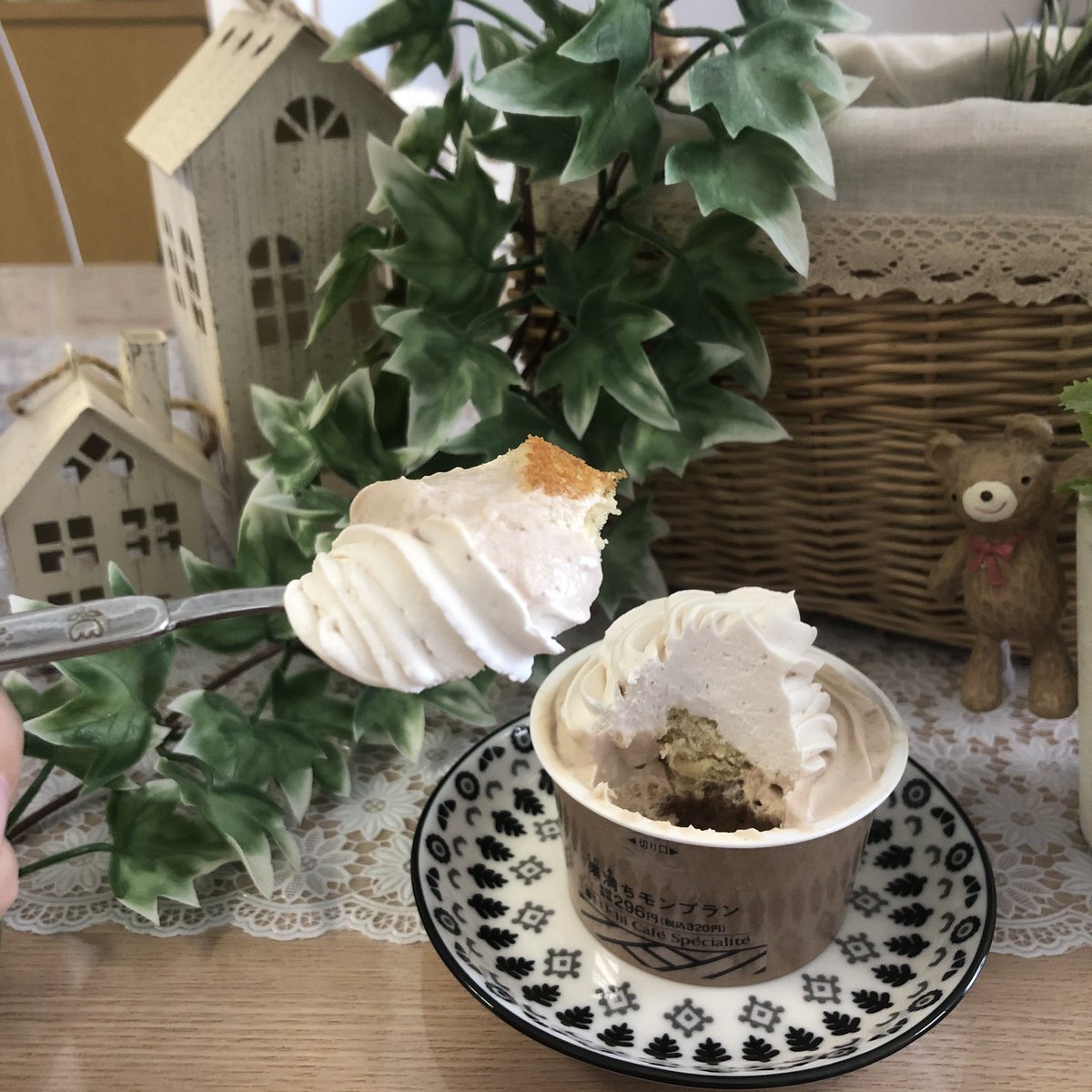 LAW_f0916's tweet photo. クッキークランチのザクザクが美味しい！
【栗満ちモンブラン ¥320】

上から下まで全て栗尽くし❗🤩🌰
けど意外と甘さ控えめなので
甘いのが苦手な人でも食べやすい✨

マロンクリームに混ざったクッキークランチの
ザクザクがたまらないだがす！

#コンビニスイーツ #ウチカフェ
#LTF狭山鵜ノ木店 https://t.co/7KmrxtpzQQ