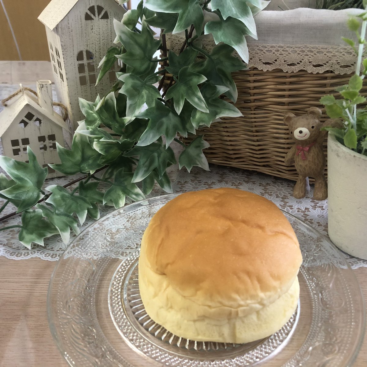 LAW_f0916's tweet photo. あのなめらかプリンで人気のスイーツ店
パステル 監修！！
【なめらかプリンパン ¥150】

#パステル 人気商品の「なめらかプリン」を
イメージしていて、
苦味の少ないカラメルソースに
口当たりの滑らかなカスタード風味クリームが
合わさった一品だがす！

#コンビニスイーツ #LTF狭山鵜ノ木店 https://t.co/36gM3ssjBE