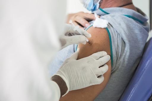 A tout le personnel soignant du #Gabon : Merci de risquer chaque jour vos vies pour sauver les nôtres.❤️
À l’occasion de la #WorldHealthDay2021 rappelons que la vaccination contre la #COVID19 est possible &amp; gratuite au #Gabon. Et, avec elle, l'espoir de retrouver la vie d’avant.