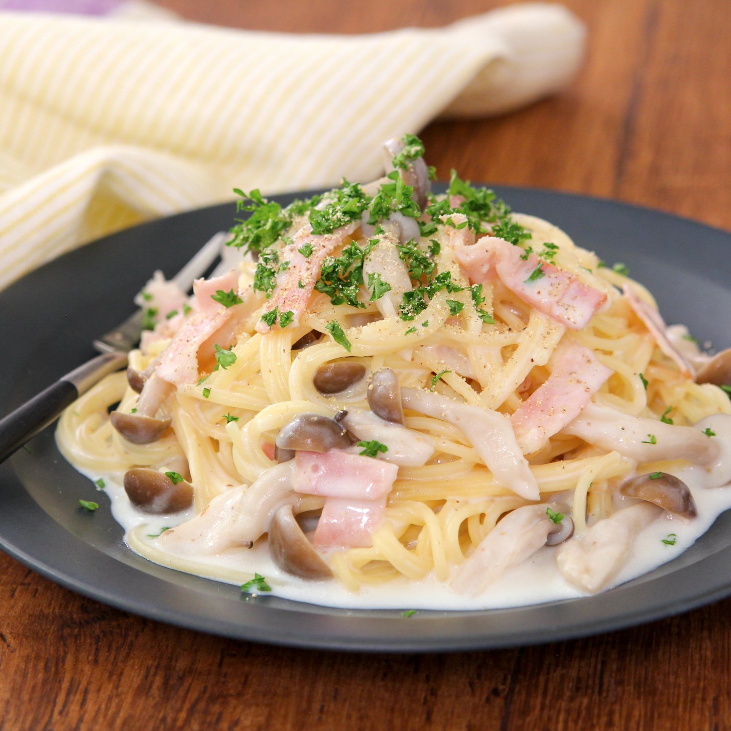 ラク速レシピのゆかり 料理家 Toroaクリエイティブディレクター レンジだけでカフェで出てきそうなパスタ作れます ベーコン しめじでレモンクリーム味は間違いなく美味しい 生クリームなし簡単です パスタ80g しめじ1 2株 ベーコン2枚 水100ml