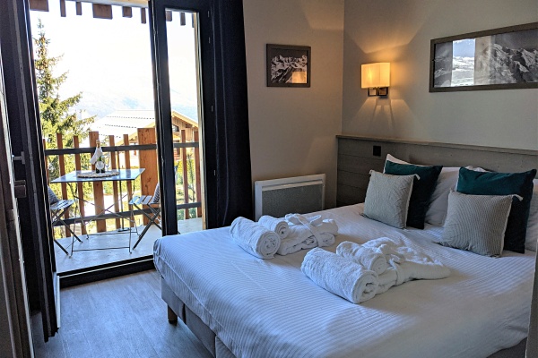 Alpine365ski's tweet image. NEW CHALET ALERT! Announcing Chalet Bluebird, a beautiful, contemporary ski chalet in La Plagne. 5 ensuite bedrooms, hot tub, pro-chef, right by the ski lift. Now taking bookings for 2021/22. #montchavin #laplagne #skichalet #journorequest #chaletbluebird bit.ly/3uvK62W