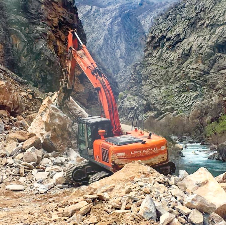 Kozluk ilçemize bağlı Akçalı köy yolunda meydana gelen heyelan sonrası ekiplerimiz tarafından başlatılan heyelan temizleme çalışmaları tamamlanarak yol tekrar ulaşıma açılmıştır.