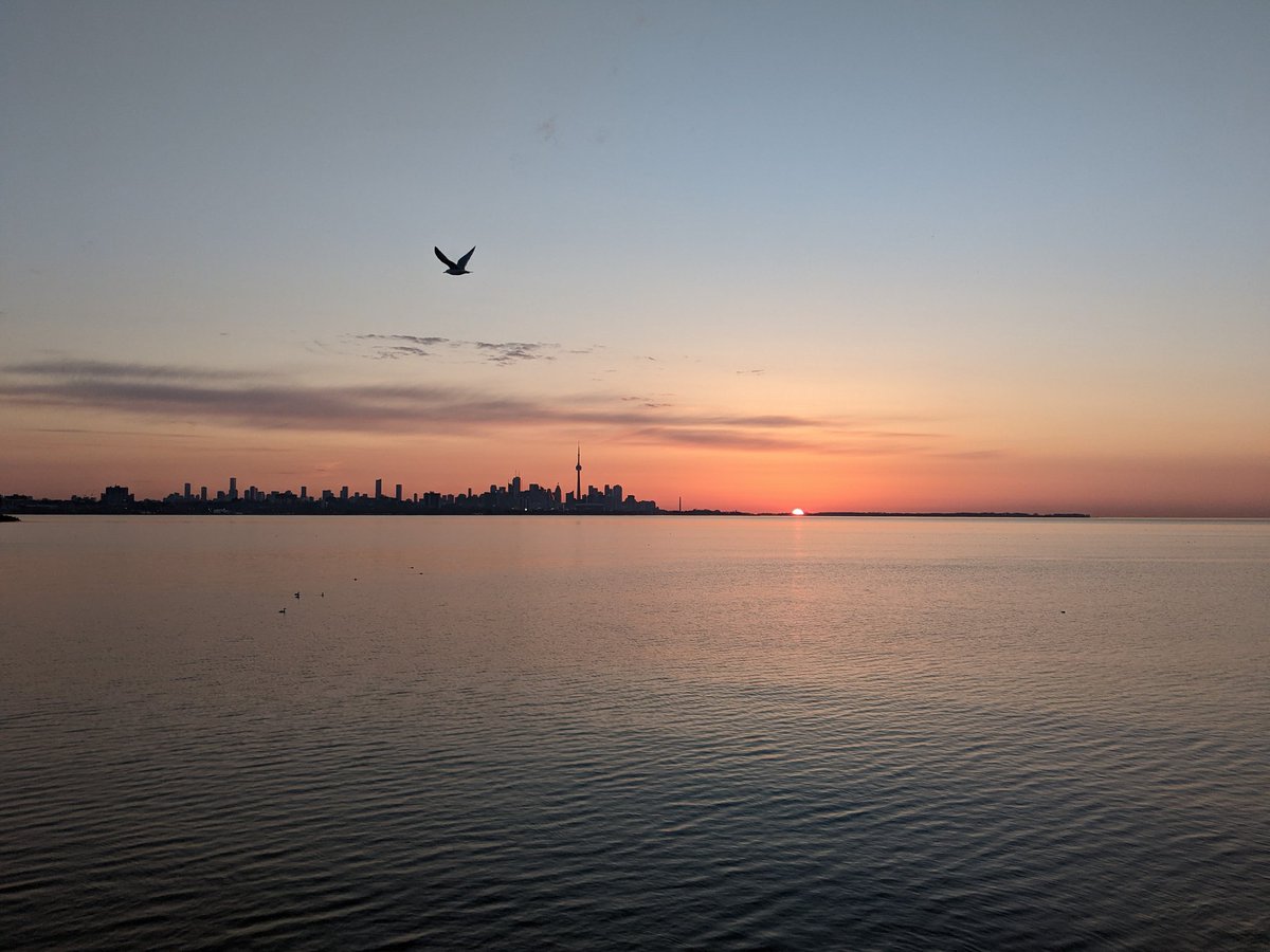 Nothing better than starting the day with a #sunrise!  #beautifulmorning #getenergized #nature #Toronto #torontoskyline