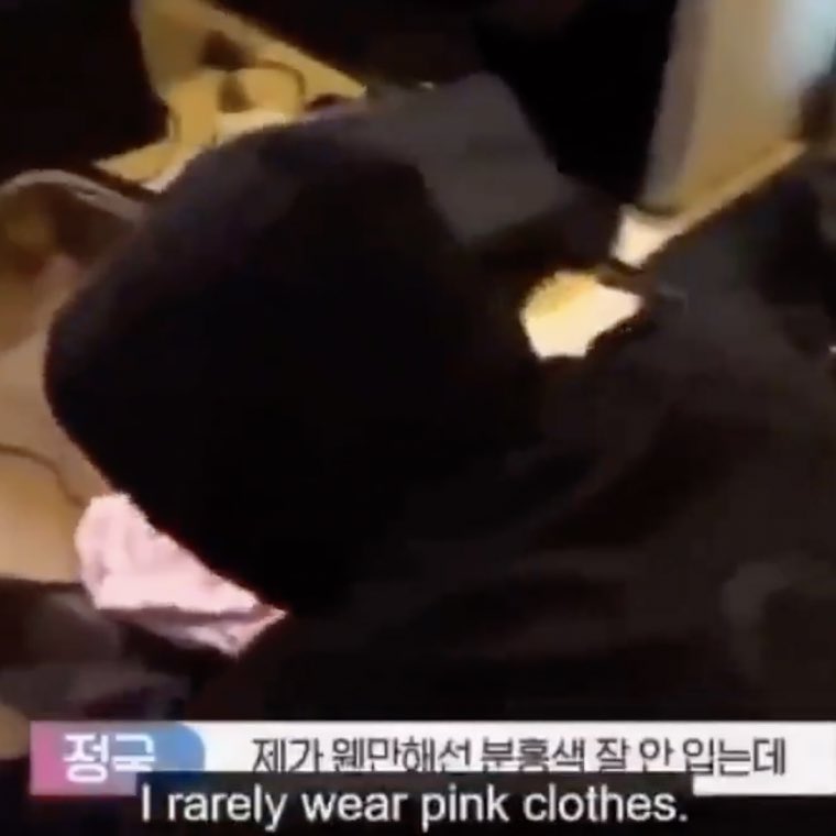 coversuga's tweet photo. o jungkook falando que não usa rosa com frequência e só vai usar o pijama porque "cooky é seu bebê" :( https://t.co/Qb9KBeKCZH