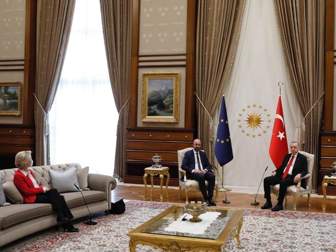 lauraboldrini's tweet photo. #vonderLeyen su un divano. I due uomini al centro della scena. 

Non è il caso, non è maleducazione. È un tema politico: il machismo al potere sminuisce le donne e comprime i loro diritti. #Erdogan ha fatto uscire la #Turchia dalla Convenzione di #Istanbul. 

L'Ue alzi la voce! https://t.co/5dqZvdtTZQ