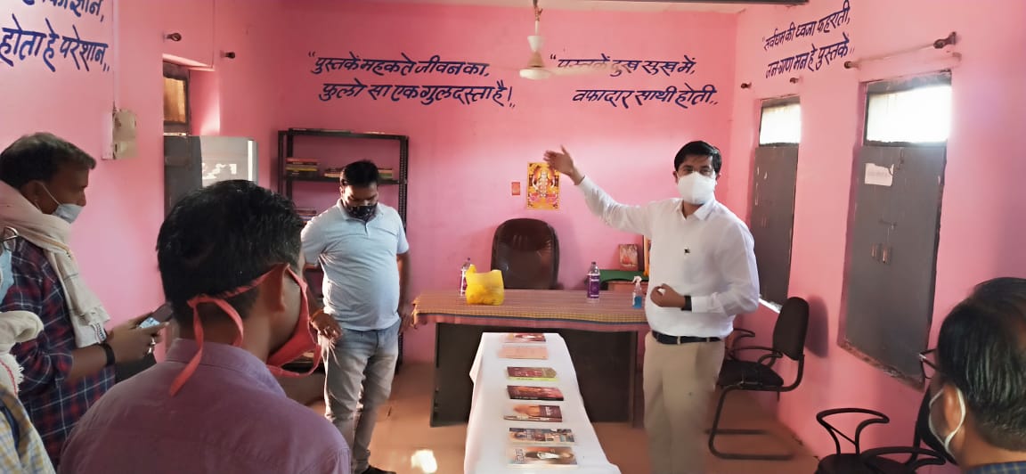 CMandsaur's tweet photo. सीईओ जिला पंचायत श्री ऋषव गुप्‍ता ने ग्राम पंचायत लदुना में पुस्तकालयों का निरीक्षण किया। https://t.co/OoEvmS3zci