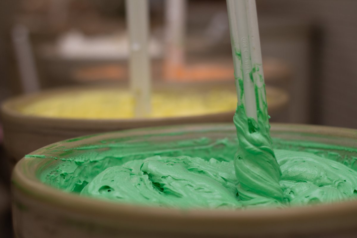 Did you know that you can add more icing onto your cake? When you place your order, just ask for "extra icing" 

#awinnipegtradition #winnipeglogcake #jeannesbakery #shoplocalmb #wpg #exploremb #wemakememories #winnipegeats