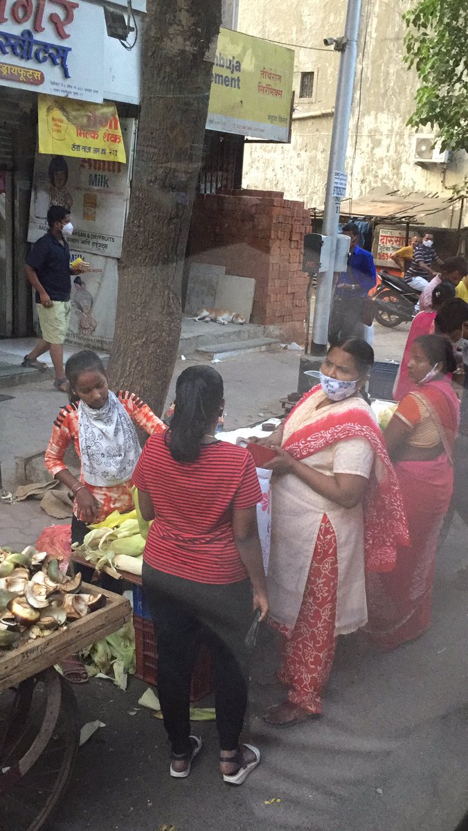 So called lock down in Pratikshanagar Sion . All illegal hawkers are in full swing and right in front of @MumbaiPolice Chowky #Mumbai #mumbailockdown @mybmc