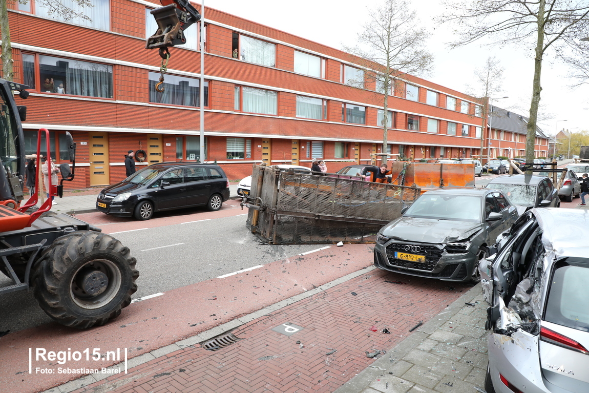 Op de Vrouw Avenweg is Den Haag is een vrachtwagen een deel van zijn lading verloren.