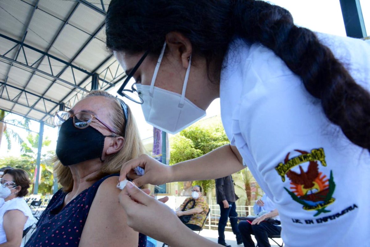 UASinaloa's tweet photo. Mil brigadistas universitarios del área de la salud de la UAS apoyan en vacunación contra #COVIDー19 en Culiacán https://t.co/kkREyWNE1T https://t.co/J1hUlSt11U