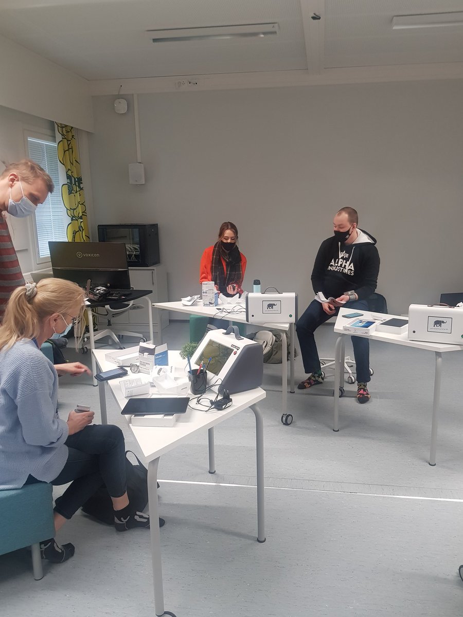 HVaronen's tweet image. @VantaanVaria starttasi eilen  #Hyvinvointiteknologia koulutus hybridimallilla. Tänään pienryhmät pääsivät käytännössä harjoittelemaan erilaisia laitteita sekä mm. oppimaan aseptiikkaa. Iltapäivällä vedettiin vielä webinaari aiheesta sote opeille. @R6aika