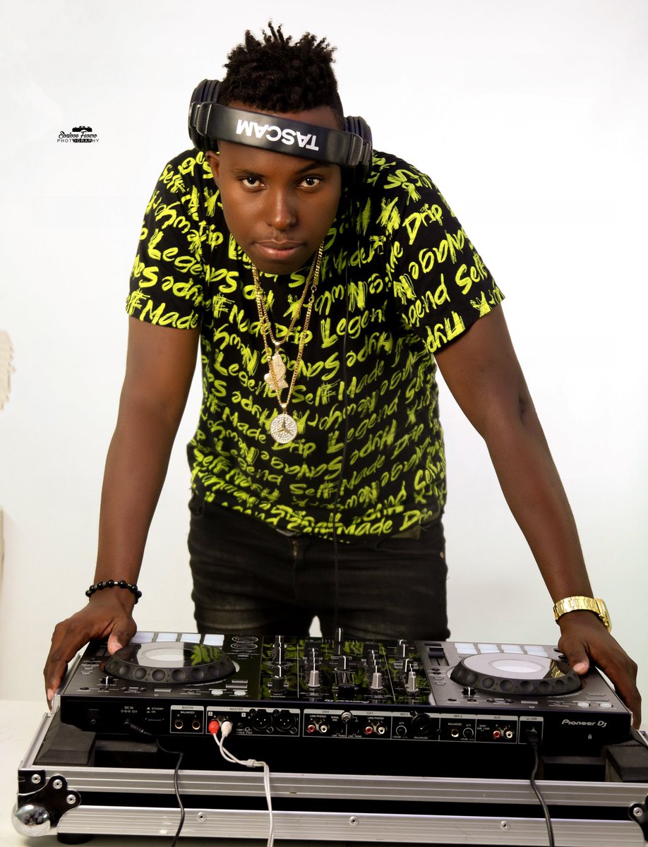Sonlove128's tweet photo. 📸: @Sonlove128
M : @dj_rock_officiel
Studio : K-NA Studio
#djs #dj #music #djli
kitem jere imaj ou💡🔥🔥 https://t.co/mBj6PeTOkv