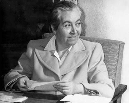 LetrasBreves's tweet photo. "Hay besos que se dan
con la mirada 
hay besos que se dan
con la memoria".

Gabriela Mistral.

A 132 años de su nacimiento. https://t.co/z1qIpEIaFi