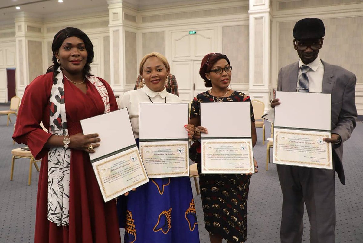 الإعلاميون الأفارقة يوجهون الشكر للرئيس السيسى 

"هيكل" يشهد تخريج دفعة الدورة الأساسية ال36 للأفارقة الناطقين بالفرنسية 

#وزارة_الدولة_للإعلام
#وزير_الدولة_للإعلام 
#