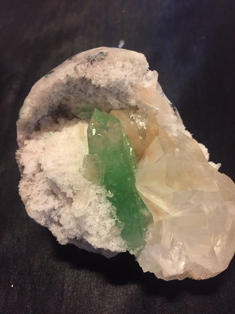 Kiran78092618's tweet photo. Incredible India 🇮🇳 Earth 🌍 Superb Minearals India 🇮🇳 #Minerals #Zeolite #Geology #Apophyllite #Stilbite #Calcite #Mesolite #Cavansite #Arizona #Tucson # #Colorado #Denvar #California #La #Texas #Dallas #Huston #Florida #Newyork #Usa #Uk #Europe @MineralsSuperb @Gargoti https://t.co/Djjcz1Gs9K