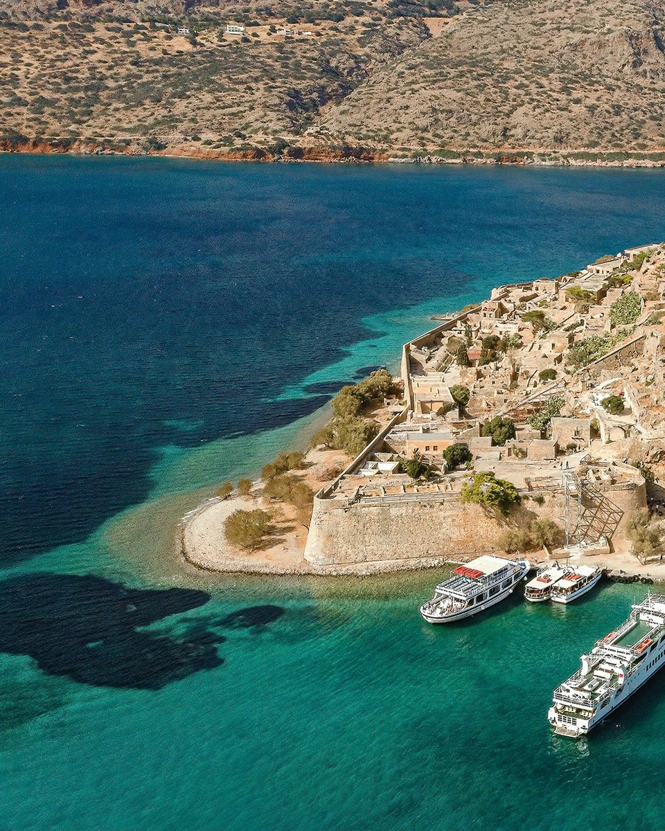 DiscoverGRcom's tweet photo. So this is what the Cretans mean by an open-air museum! A visit to #Spinalonga is perfect for a Beach &amp; Culture Combo Day on holiday in #Crete . 👌 #DiscoverGreece 

You’ll be hooked by Spinalonga’s storied past: https://t.co/Vnd1TIEqEw https://t.co/nAyqsy7Tnb