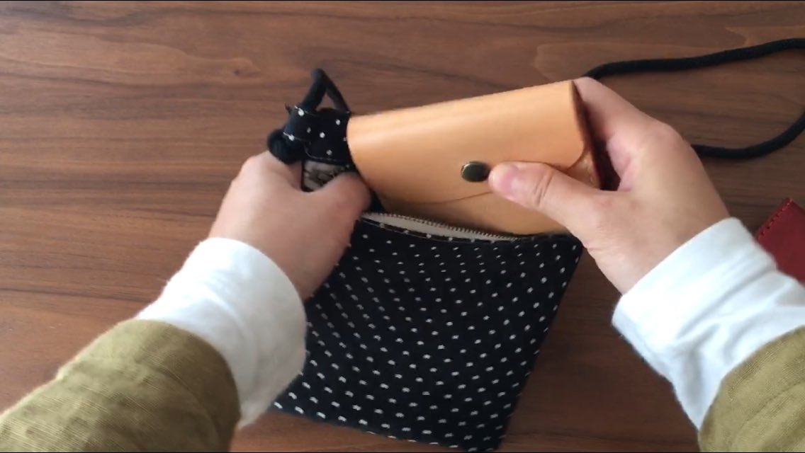 カタバミ コンパクトなお財布なら入ります 最近はこのポシェットでお散歩が気持ちいい季節です 作り方動画ありますので 参考にしてください ミニポシェットの作り方 How To Make A Mini Pochette お子様用にもぴったりな小さなショルダーバッグ