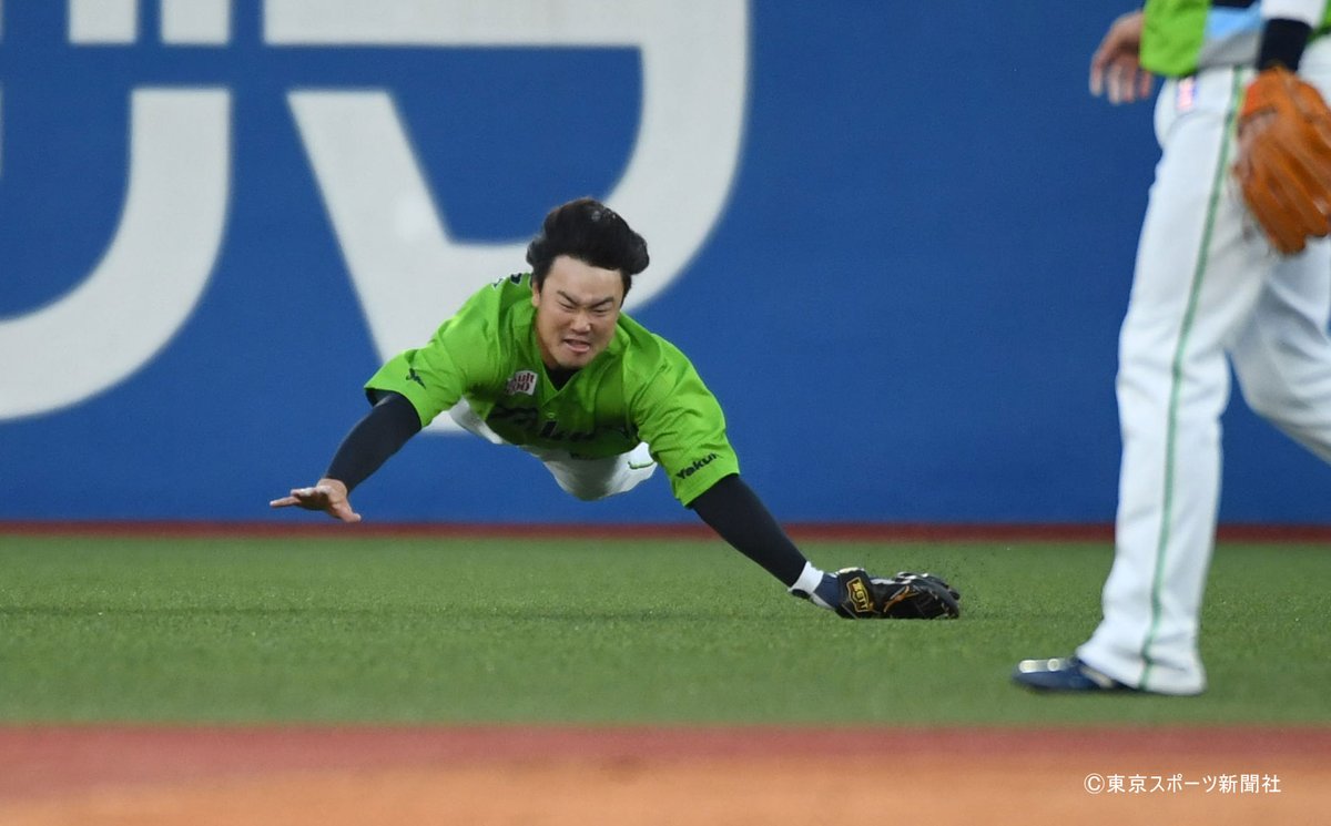 東スポ 写真部 S Tweet プロ野球 ４月７日 ヤクルトスワローズ 広島カープ 神宮 ２回 ファインプレーを見せた渡邉 渡邉大樹 スワローズ Swallows 東スポ Trendsmap