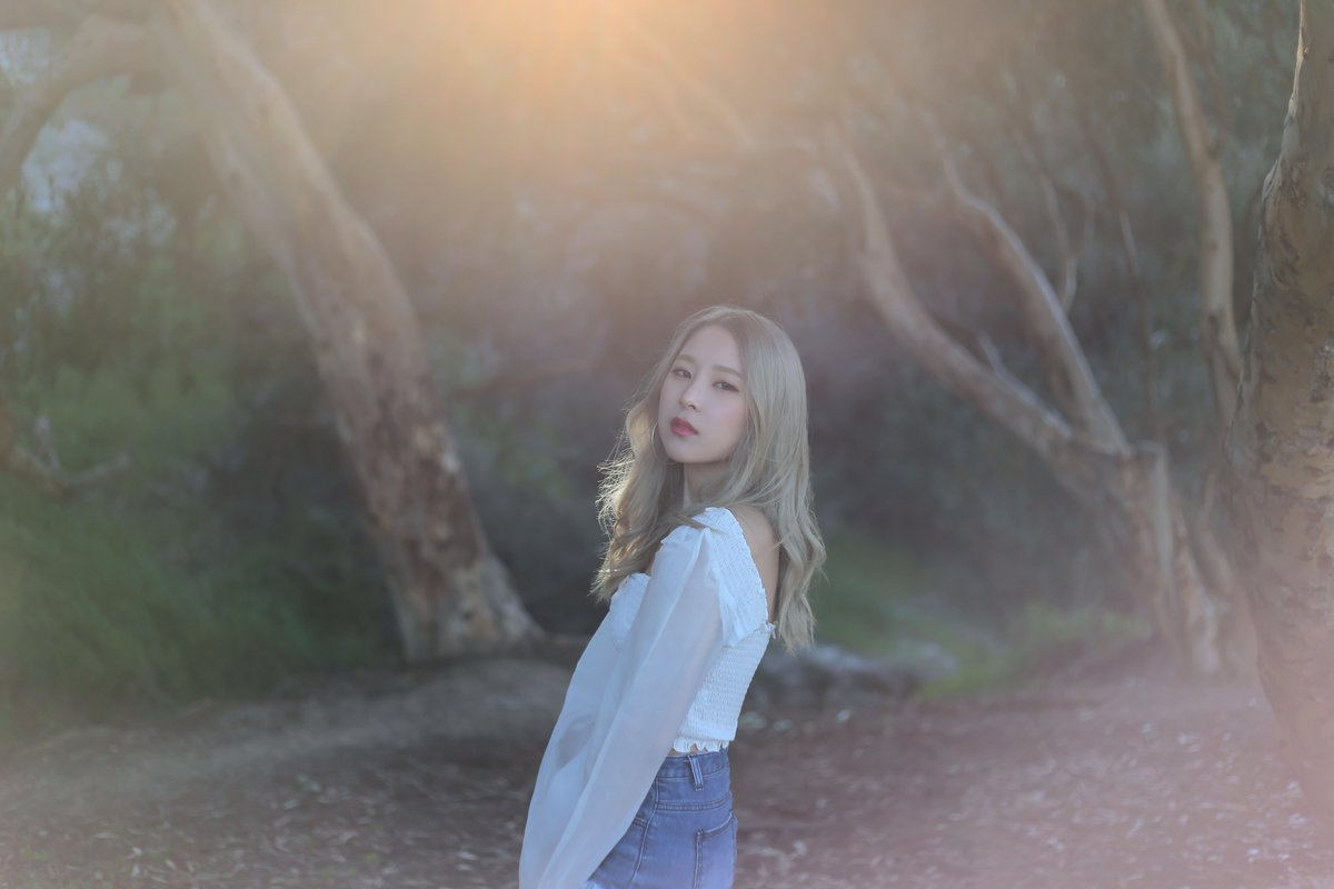 Kkorepo's tweet photo. #BUNNY が韓国人シンガー #KISSXS をfeat.に迎えた「#Say_Goodbye」を4/7リリース!https://t.co/vWaS7J2ihN https://t.co/fpe9Clfw6K