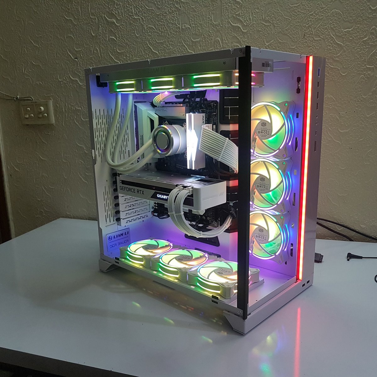 aorus_es's tweet photo. ¿Valió la pena agregar RGB aquí, o era mejor usar retroiluminación blanca simple?🤓

#PoweredByAorus #AorusPC #RGB https://t.co/4ZAZSYkpFT