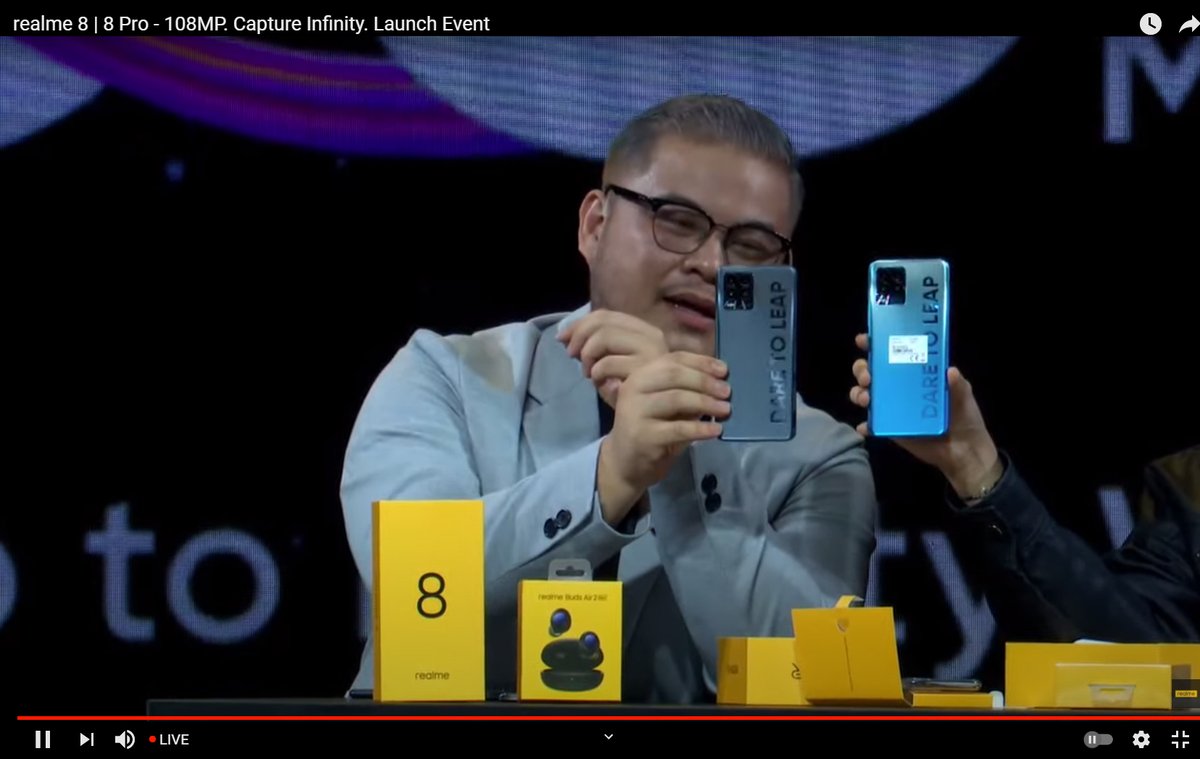 NihDiaCom's tweet photo. Wow, salah satu moment paling seru dari launch event Realme 8 / 8 Pro, unboxing 2 varian warna super kereennn #Realme8Pro @realmeindonesia @PalsonYi #8etter108MP #CaptureInfinity #FavoritnyaAnakMuda #DareToLeap https://t.co/hqxFf3O9Fn