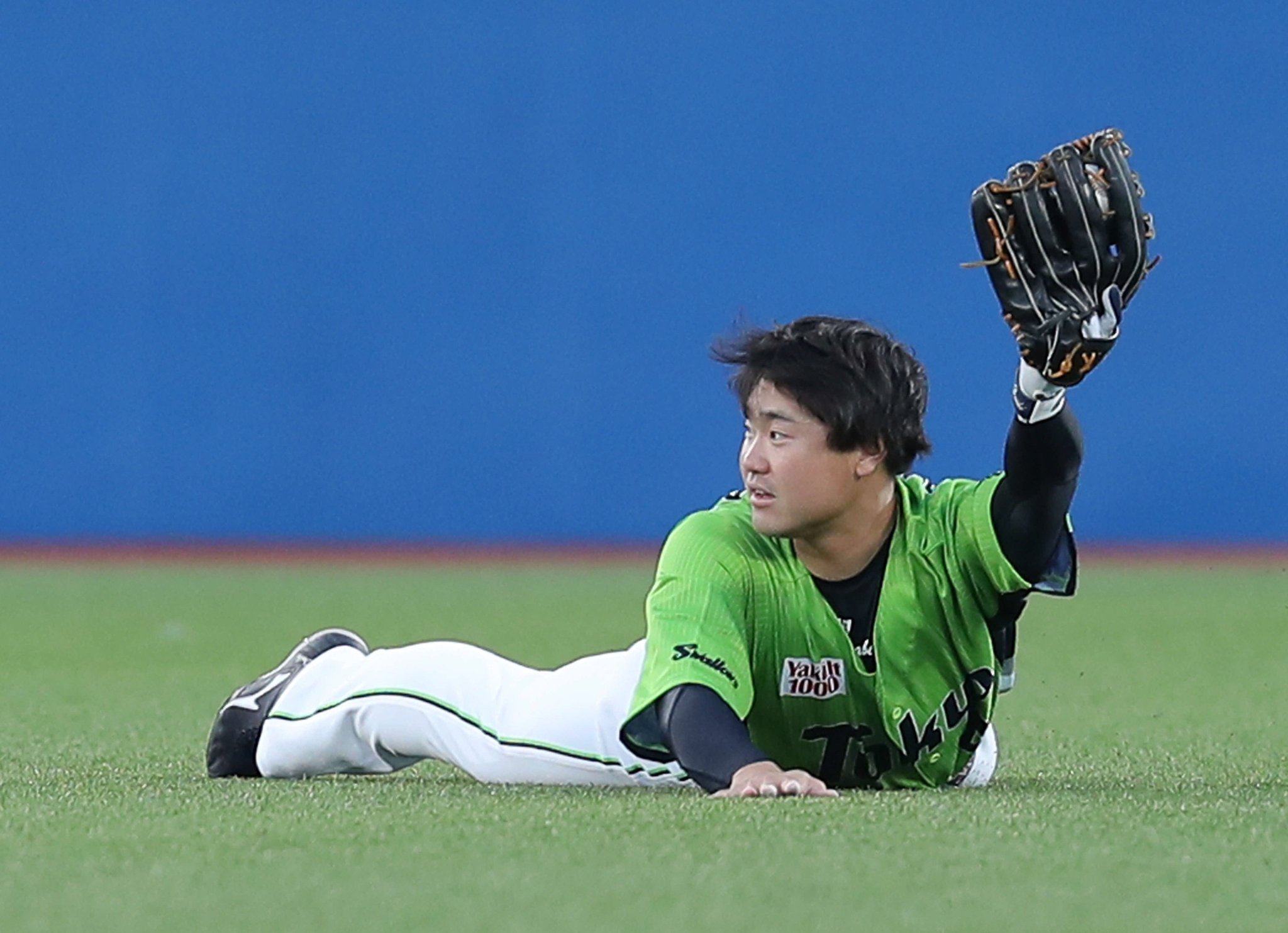 日刊スポーツ野球取材基地 スワローズ 情報 ヤクルト 広島 7日 神宮 2回表 先頭の広島長野の右翼への打球を ヤクルト渡辺大樹がダイビングキャッチ 試合詳細 T Co Wlgiealzhq ヤクルト Swallows 渡辺大樹 ダイビングキャッチ