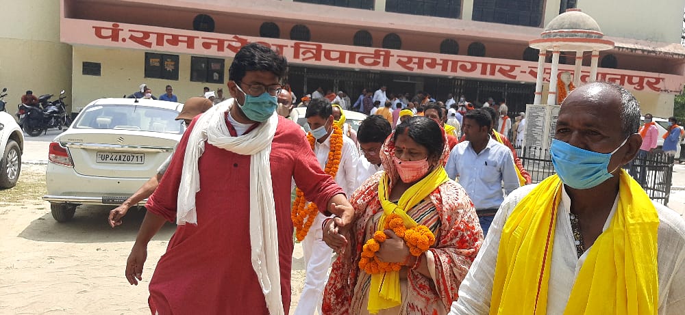 SS_Trilokchandi's tweet photo. पंचायती व्यवस्था लोकतंत्र की नींव का पत्थर है। बीजेपी लोकतंत्र को मज़बूत बनाने के लिए पंचायत स्तर तक पूर्ण समर्पण भाव से समर्पित है। वार्ड नंबर 30 से जिला पंचायत सदस्य हेतु भाजपा प्रत्याशी के तौर पर मेरी धर्मपत्नी जिला मुख्यालय पहुंचीं। https://t.co/y7nBe2BMjM